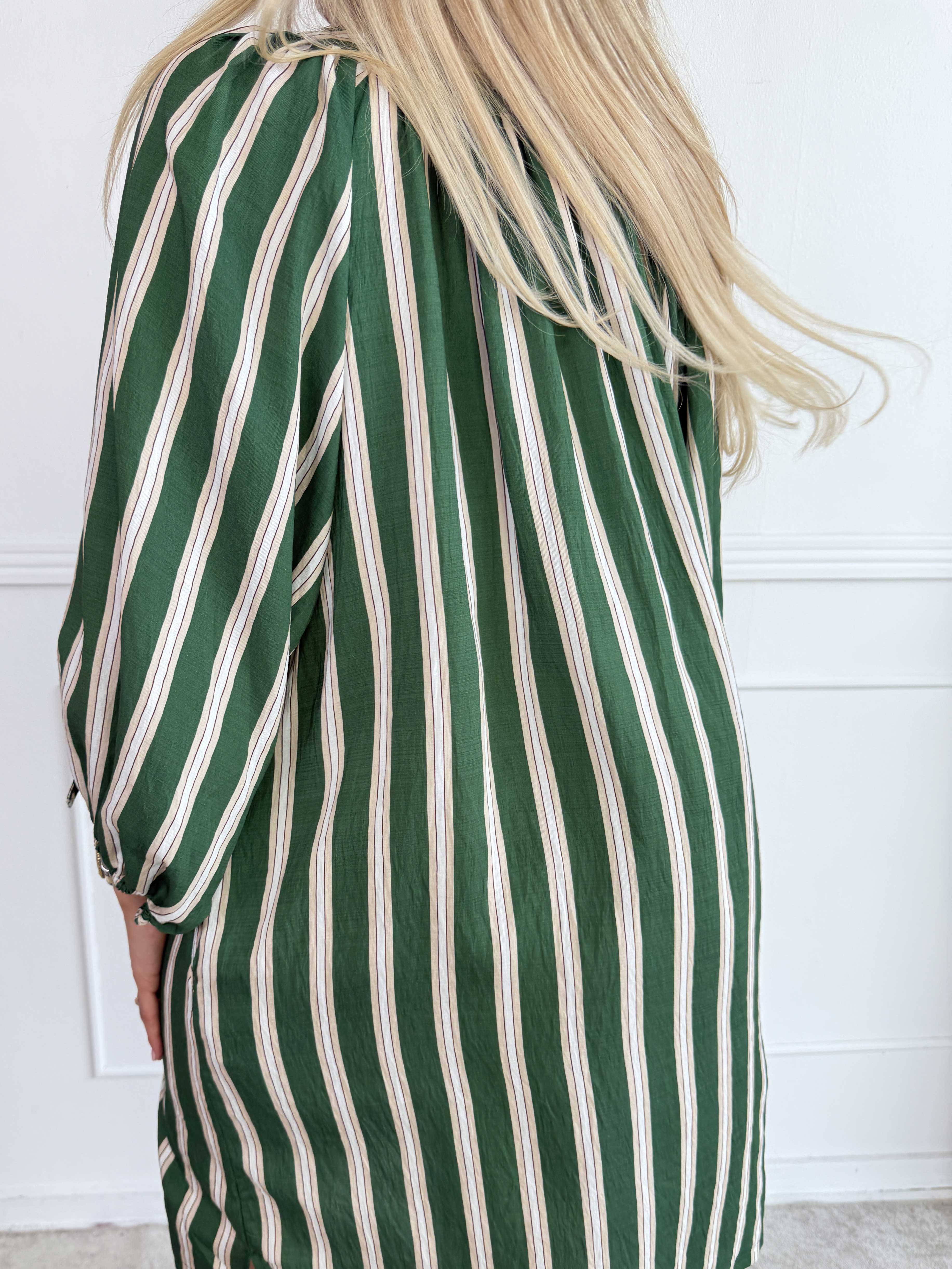 Amidala - Feminin stribet kjole i let viskoseblanding med smukke ballonærmer,